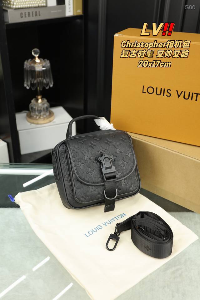 配全套礼盒 Lv Christoher老花相机包 时髦拿捏住啦 不显老气好好搭啊 而旦貌美气质加成好高的呀~ 爱死了这份从容优雅 尺寸20.17
