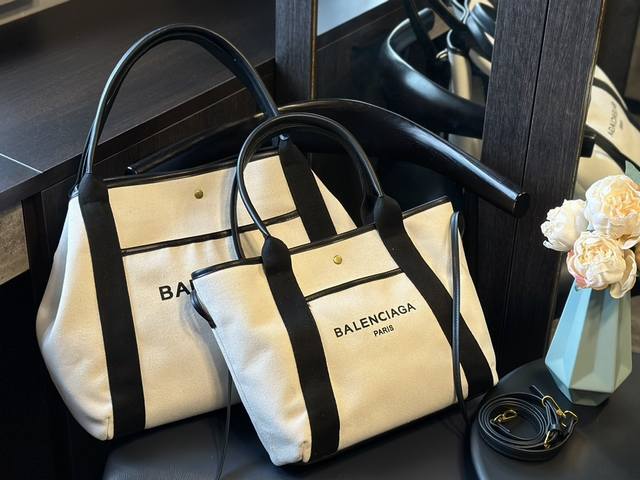 礼盒包装 Balenciaga 巴黎世家navy Cabas 沙滩 超多网红博主们推荐 牛皮 帆布材质 包包非常耐用 包包本身自重轻 向单肩司手提 尺寸 大号3