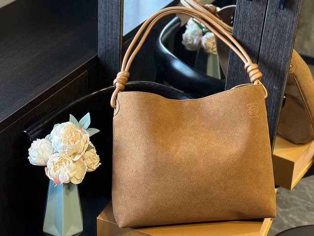 麂皮 Loewe 罗意威luna腋下包 喜欢这气场十足的包包 罗意威单肩腋下包 Loewe 秀场同款 Vintage复古感满满r . 尺寸 28Cm