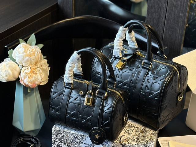 大号 折叠礼盒 尺寸25Cm 小号 折叠礼盒 尺寸20Cm Dior 迪奥 Groove 幸运星菱格保龄球包 精心制作,质感非常棒!搭配同色调皮革细节,让整个包 大号 折叠礼盒 尺寸25Cm 小号 折叠礼盒 尺寸20Cm Dior 迪奥 Groove 幸运星菱格保龄球包 精心制作,质感非常棒!搭配同色调皮革细节,让整个包