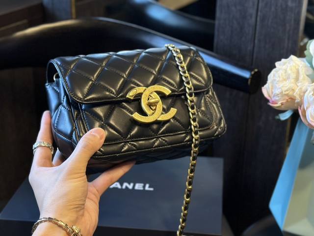 折叠礼盒 官网飞机箱 Chanel 24B 新款 口盖包 慵懒随性又好背 上身满满的惊喜 高级慵懒又随性 彻底心动的一只j! Size:20Cm 折叠礼盒 官网飞机箱 Chanel 24B 新款 口盖包 慵懒随性又好背 上身满满的惊喜 高级慵懒又随性 彻底心动的一只j! Size:20Cm