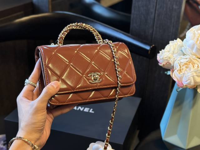 原版皮 折叠礼盒 Chanel 香奈儿 新款手柄发财包 绝美 实物比照片好看，在树脂的手柄和镂空的中间选择了这 款镂空，因为树脂的还是怕氧化和碰碎，这款好绝啊，