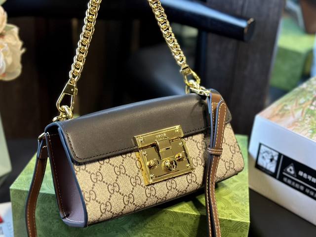 原厂皮 礼盒包装+官网飞机箱 Gucci 新款 Padlock 月光宝盒2.0 肩背包、此款颇具结构感的肩背包采用高级人造帆布精心打造，肩带搭配从典藏设计中直接