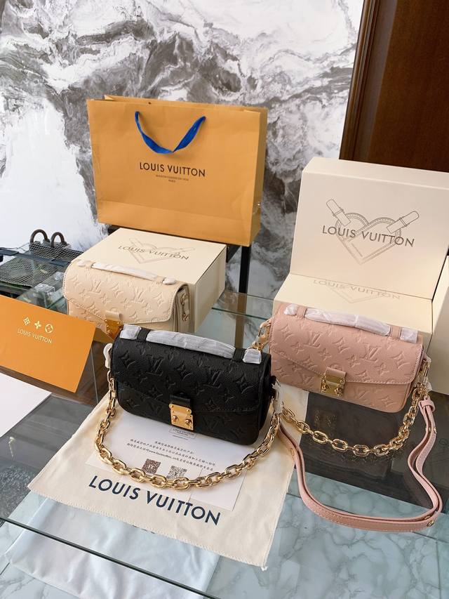 牛皮版本 全钢五金 Lv Pochette Metis East West Mini 新款邮差包 Lv邮差包压纹手提单肩斜挎包,优雅低调的外形设计和宽敞的包身更 牛皮版本 全钢五金 Lv Pochette Metis East West Mini 新款邮差包 Lv邮差包压纹手提单肩斜挎包,优雅低调的外形设计和宽敞的包身更