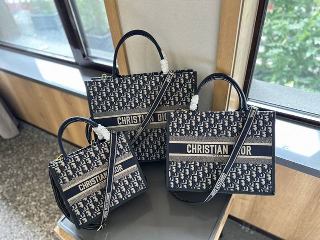 原单刺绣 折叠礼盒包装 Dior托特tote 超实用的3个尺寸 新颜色购物袋~ 出游必备单品！ 尺寸 26Cm小 35Cm中 41Cm大