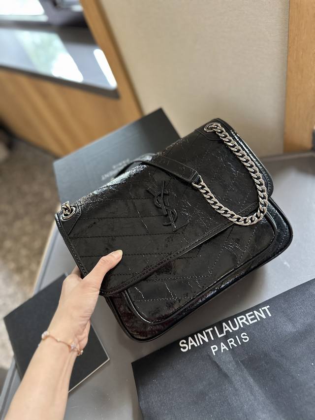 头层牛皮 折叠礼盒包装 Y家niki 油蜡胎牛皮 链条包专柜最新同步款。Ysl 圣罗兰 来自最新一季的绝妙设计，包身廓形类似邮差，经典的monogram Log