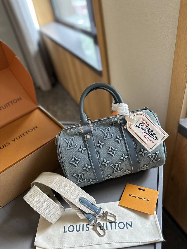 原单立体刺绣 折叠礼盒包装 尺寸:24*15Cm L家 牛仔keepall 枕头包 这一季的单宁越看越香 Keepall25尺寸对男生女生都很友好,必须是本季的 原单立体刺绣 折叠礼盒包装 尺寸:24*15Cm L家 牛仔keepall 枕头包 这一季的单宁越看越香 Keepall25尺寸对男生女生都很友好,必须是本季的