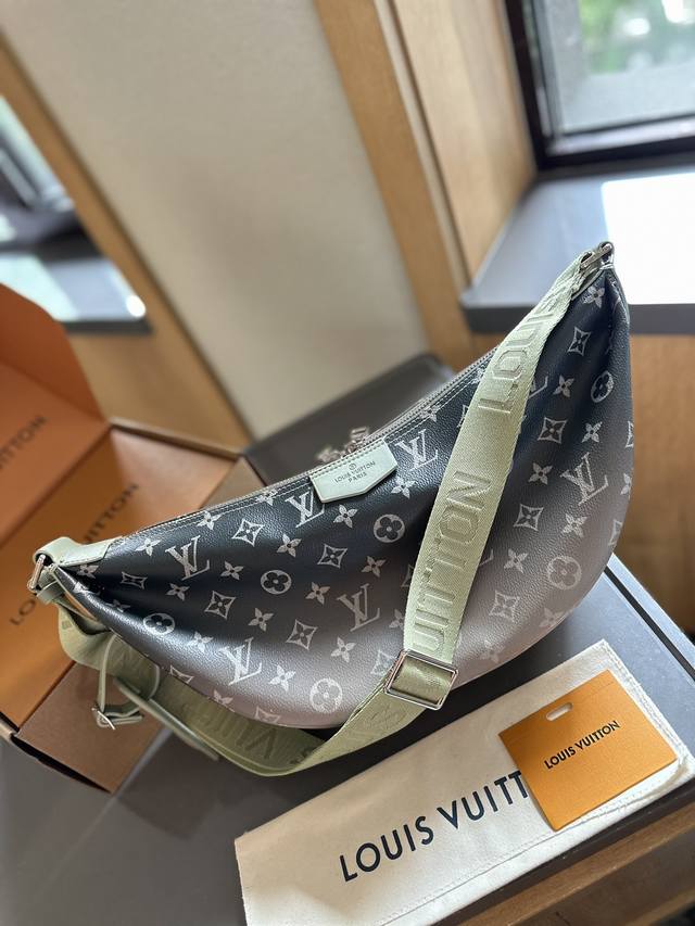 官网飞机盒 L家 腰包 胸包 亦可单肩背挎或斜挎， 棉质帆布内衬 原单五金+原版皮料！ 尺寸：33*13Cm 搜索lv 腰包