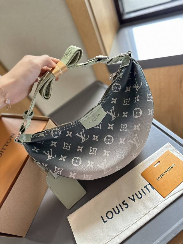 官网飞机盒 L家 腰包 胸包 亦可单肩背挎或斜挎， 棉质帆布内衬 原单五金+原版皮料！ 尺寸：28*13Cm 搜索lv 腰包