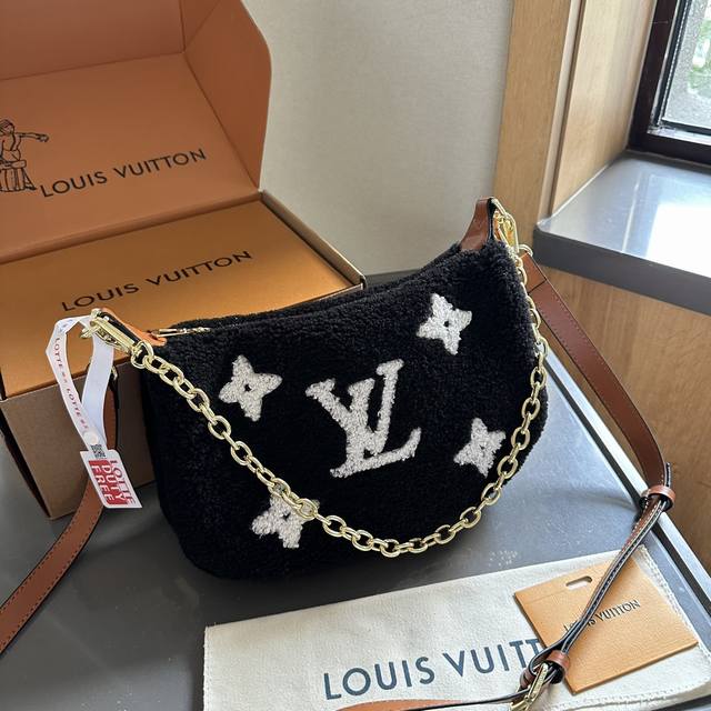 折叠礼盒包装 Lv 秋冬冬季最新teddy系列高版本 腋下毛毛手感超级好 秋冬搭配起来超级美腻 超级推荐 走秀款同步 上身效果好 原版五金带logo 超级洋气 折叠礼盒包装 Lv 秋冬冬季最新teddy系列高版本 腋下毛毛手感超级好 秋冬搭配起来超级美腻 超级推荐 走秀款同步 上身效果好 原版五金带logo 超级洋气