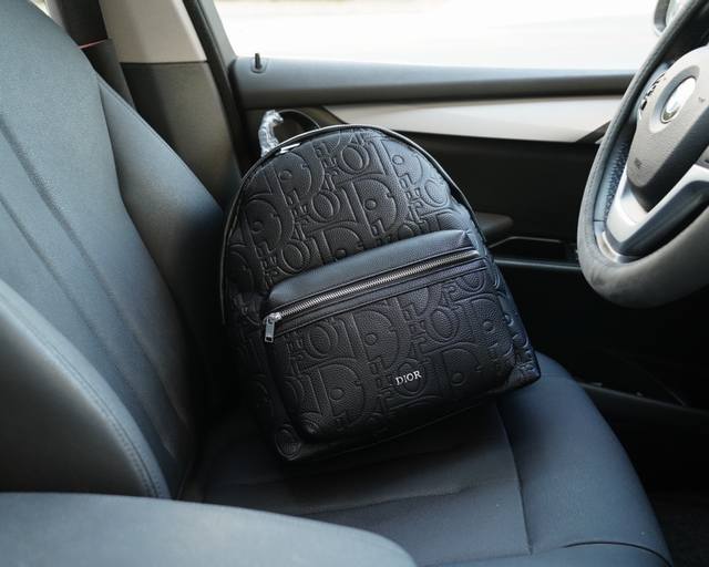 迪奥 官网同步 高版本 原厂双肩背包 不要错过 全原单小牛皮制作 品质极好 超大容量 非市面普通货 来自贸易公司的狠货.. 强调一下 原厂 一直是抢爆的款式 专 迪奥 官网同步 高版本 原厂双肩背包 不要错过 全原单小牛皮制作 品质极好 超大容量 非市面普通货 来自贸易公司的狠货.. 强调一下 原厂 一直是抢爆的款式 专