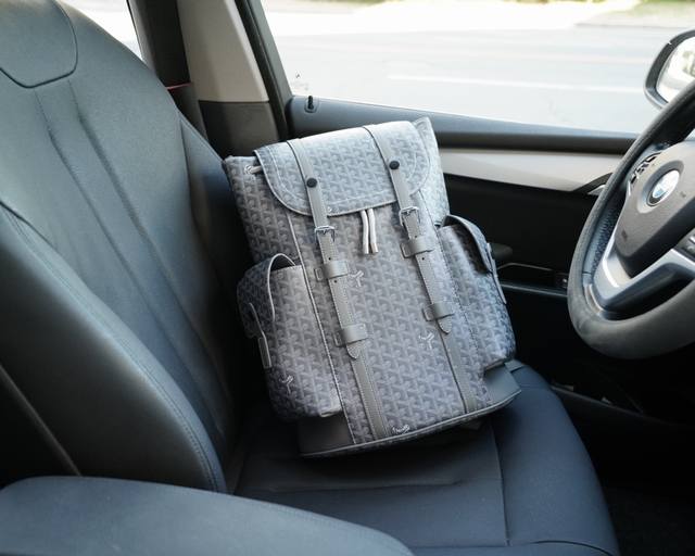 戈雅 官网同步 高版本 原厂双肩背包 不要错过 全原单小牛皮制作 品质极好 超大容量 非市面普通货 来自贸易公司的狠货.. 强调一下 原厂 一直是抢爆的款式 专