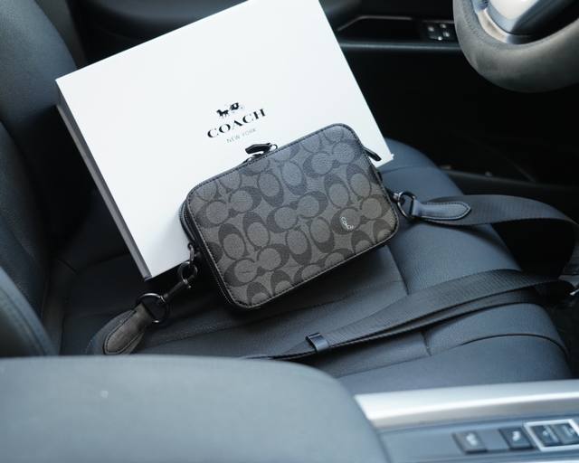 蔻驰 官网同步 高版本 斜挎单肩背包 永恒不过时的标志性产品 纯原单牛皮 顶级五金制作 非市面普通版本 今年coach最爱的款 全部实拍 实用性非常高 完全不用