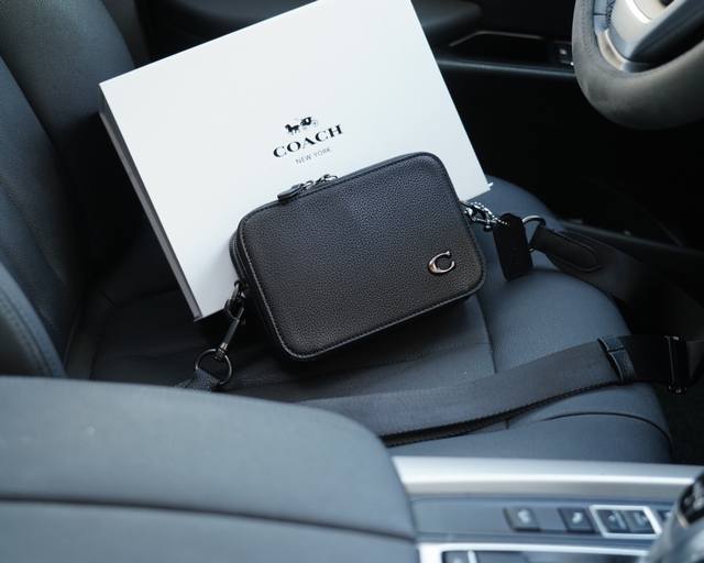 蔻驰 官网同步 高版本 斜挎单肩背包 永恒不过时的标志性产品 纯原单牛皮 顶级五金制作 非市面普通版本 今年coach最爱的款 全部实拍 实用性非常高 完全不用