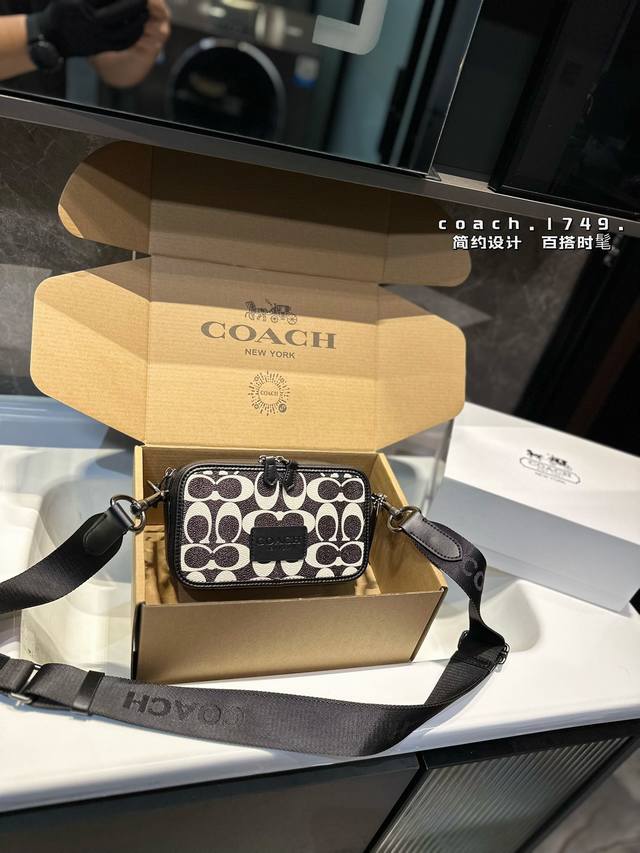 礼盒包装 蔻驰graham 相机包 推荐这款coach经典男士相机包，凹造型必备，容量也着实惊到我了，看起来不大，但是手机钥匙耳机充电宝墨镜圖p统统往里塞，都没