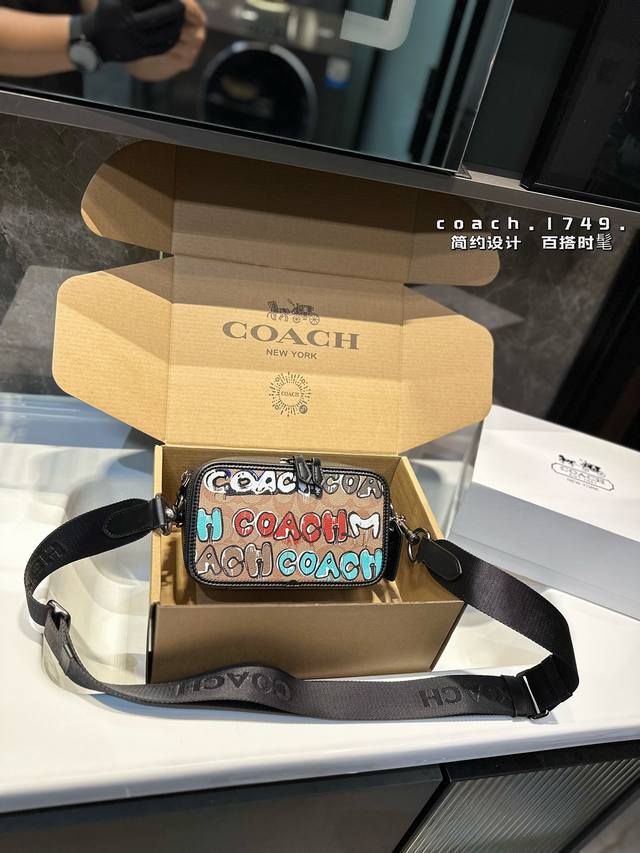 礼盒包装 蔻驰graham 相机包 推荐这款coach经典男士相机包，凹造型必备，容量也着实惊到我了，看起来不大，但是手机钥匙耳机充电宝墨镜圖p统统往里塞，都没