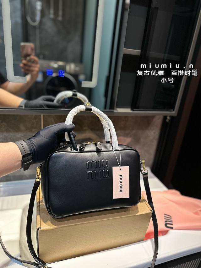 Miumiu限定款出勤包 简单又好看 Miumiu出勤包不但颜值高,而且超级实用,笔记本电脑还有资料放进去是完全够用的,是一款真的很实用的一款包包。#Miumi Miumiu限定款出勤包 简单又好看 Miumiu出勤包不但颜值高,而且超级实用,笔记本电脑还有资料放进去是完全够用的,是一款真的很实用的一款包包。#Miumi