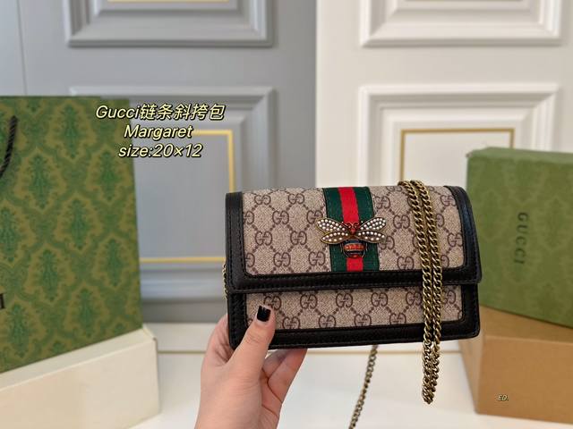配盒 Size:20×12 Gucci古驰新款margaret链条斜挎包 玛格丽特链条包 美到淋漓尽致无可挑剔 配以珍珠和水晶的蜜蜂做的超级精致 经典的老花设计
