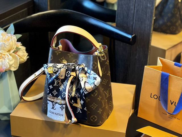 折叠礼盒 送丝巾 Lv ?é 早春系列 #M46581# 尺寸:20*20*13Cm ?é 新款小水桶, 注定又是一只大爆款的节奏, 它的尺寸更深得人心,添加了 折叠礼盒 送丝巾 Lv ?é 早春系列 #M46581# 尺寸:20*20*13Cm ?é 新款小水桶, 注定又是一只大爆款的节奏, 它的尺寸更深得人心,添加了