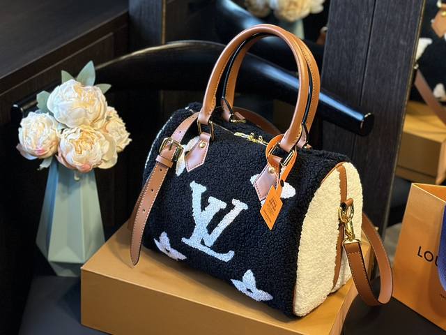 羊羔毛 礼盒包装 Size：25Cm Lv 经典speedy 可手提 可斜挎 Speedy永远是我心里面的白月光z！