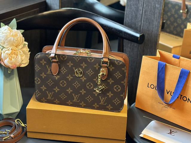 礼盒包装 Lv 中古 保龄球 手提包 单肩斜挎款 这款包真的很简单 越看越好看 容量非常感人 轻松装纳日常随身物品 这只包真的要安利大家 简直是搭配神器k！尺寸