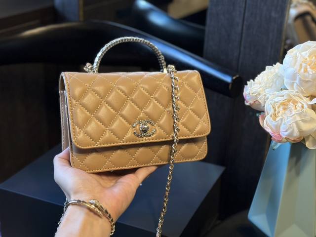 原版皮 折叠礼盒 Chanel 香奈儿 新款钻石手柄发财包 绝美 实物比照片好看，在树脂的手柄和镂空的中间选择了这 款镂空，因为树脂的还是怕氧化和碰碎，这款好绝