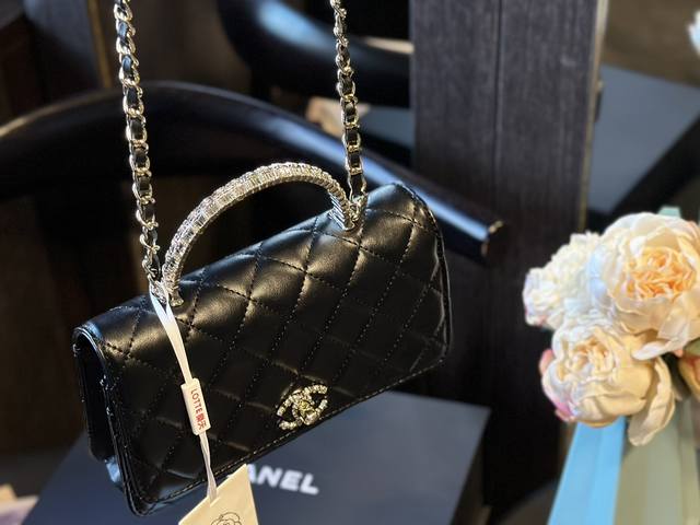 原版皮 折叠礼盒 Chanel 香奈儿 新款钻石手柄发财包 绝美 实物比照片好看，在树脂的手柄和镂空的中间选择了这 款镂空，因为树脂的还是怕氧化和碰碎，这款好绝