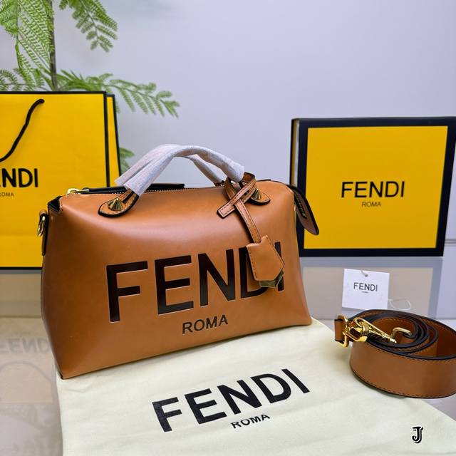 无盒 芬迪被种草了！ Fendi By The Way手袋！ 乍一看起来觉得没什么， 但是看的时间越久， 越是觉得这包包好看！ 尺寸：27*18Cm