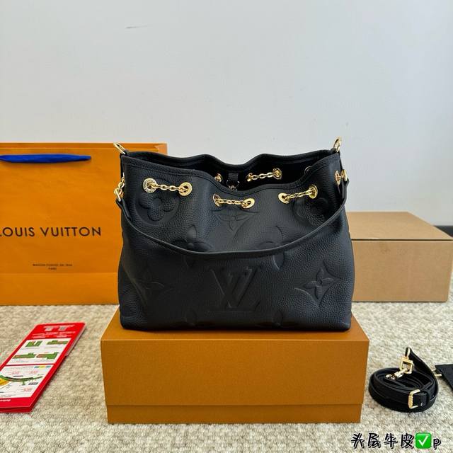 全套包装 Lv 头层牛皮水桶包 手感很好 很软同时浮雕lv的字样在包身 第一眼被吸引到的就是它的质感给人一种视觉享受非常的舒服 手感和视觉效果是一样的 包型更是