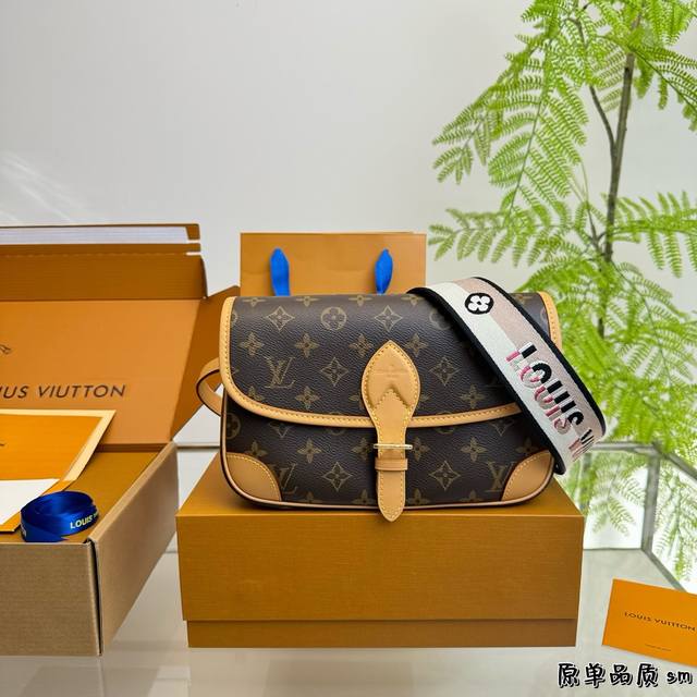 全套包装 L家 Diane 法棍手袋 法棍包是真好看 又好背！ 皮质和颜色都不错， 配置两条肩带 又甜又咸！ 搜索 Lv 法棍 Size：25*15Cm