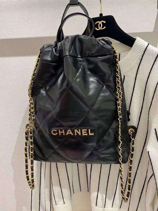 折叠礼盒包装 尺寸 30*37 为什么叫它垃圾袋，明明是百宝箱！！！Chanel22Bag双肩包，看gd、杨幂背的随性又帅气，入手后越背越喜欢，自重很轻，容量很