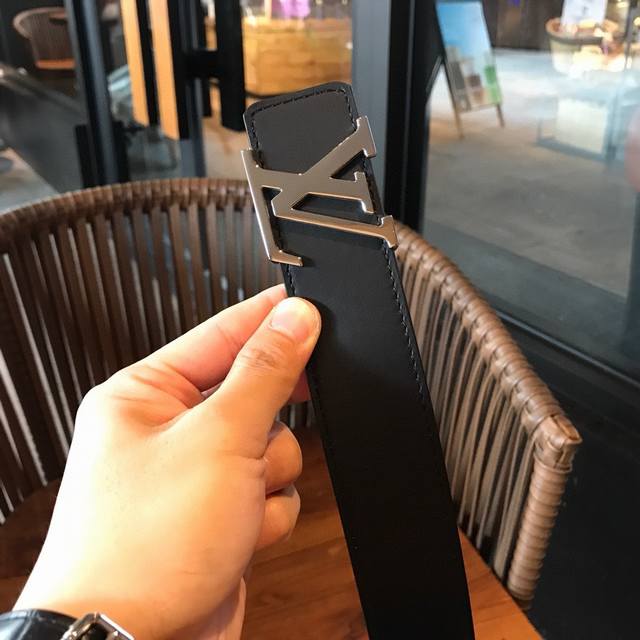 Lv皮带宽度:4.0Cm 专柜同步最新系列,搭配精致雕扣头 意大利进口胎牛皮 媲美代购欢迎对比时尚百搭,品味的体现,休闲高大上! Iphone实物实拍, 腰带上 Lv皮带宽度:4.0Cm 专柜同步最新系列,搭配精致雕扣头 意大利进口胎牛皮 媲美代购欢迎对比时尚百搭,品味的体现,休闲高大上! Iphone实物实拍, 腰带上