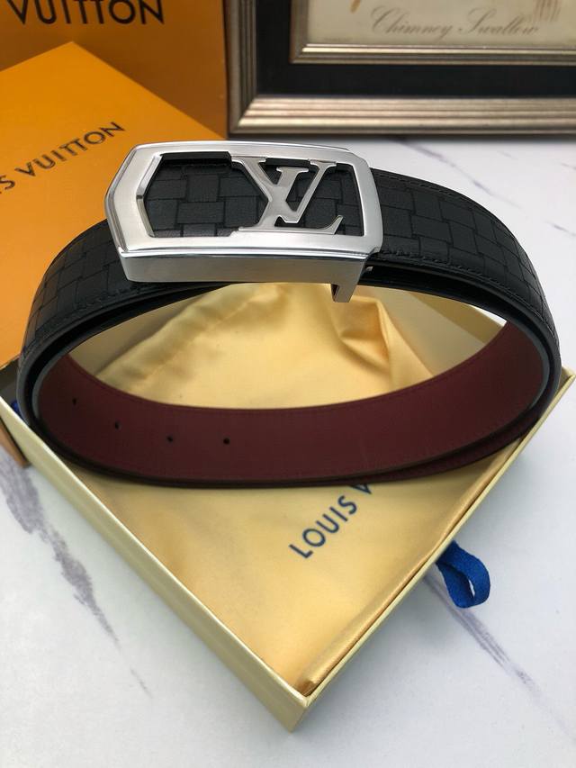 L V:原单头层小牛皮烫印花纹,内衬平纹牛皮底,营造织纹外观。饰以标志原单扣。专柜宽度4.0Cm。 L V:原单头层小牛皮烫印花纹,内衬平纹牛皮底,营造织纹外观。饰以标志原单扣。专柜宽度4.0Cm。