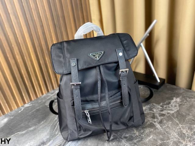 无盒 Prada 普拉达 新款双肩包 尼龙防水布 线条优美,男女通用 复古潮流当道 包包的设计太有想象了 是一款时髦又实用的双肩包 抽绳的设计大大的口袋 就像多 无盒 Prada 普拉达 新款双肩包 尼龙防水布 线条优美,男女通用 复古潮流当道 包包的设计太有想象了 是一款时髦又实用的双肩包 抽绳的设计大大的口袋 就像多