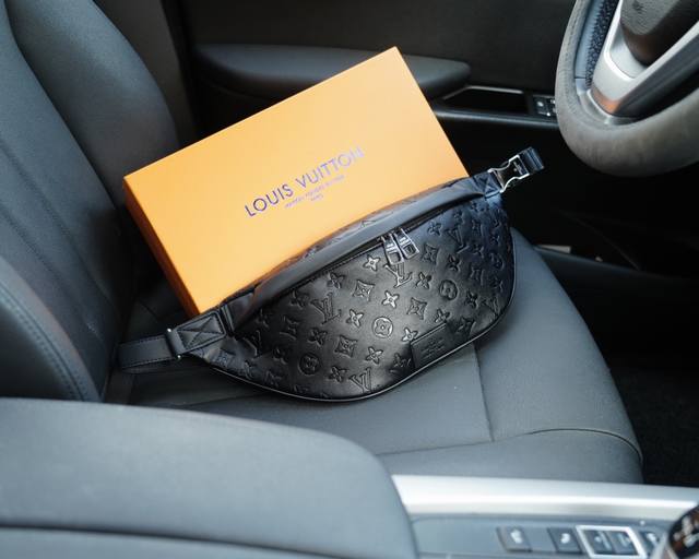 路易威登 官网同步 高版本 腰包 永恒不过时的标志性产品 非市面普通版本 今年fendi最爱的款 全部实拍 实用性非常高 完全不用担心穿搭 配全套包装礼品盒等.