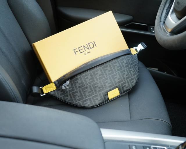 芬迪 官网同步 高版本 腰包 永恒不过时的标志性产品 非市面普通版本 今年fendi最爱的款 全部实拍 实用性非常高 完全不用担心穿搭 配全套包装礼品盒等..