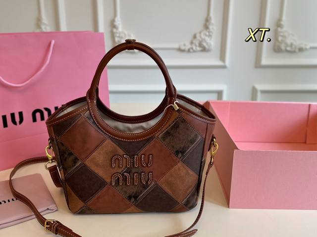 折叠盒 Size：23×16 Minmiu缪缪新品复古菜篮子托特包 太适合秋冬这颜色 把我美哭了 复古拼皮花纹，质感很高级 就是这种慵懒随性的感觉 日常出街背它