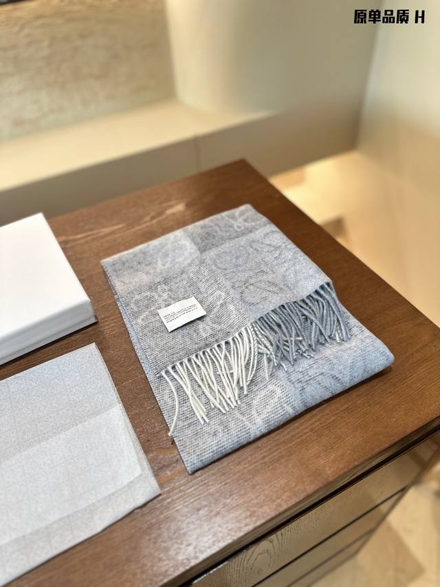 秋冬百搭单品 罗 意威棋盘格围巾，太美啦罗意威[双色棋盘格围巾] 作為西班牙口的頂尖奢侈品牌，秉承傳統，技藝，熱誠，散鬢獨特的西班牙貴族氣息围巾整体构图为他们品