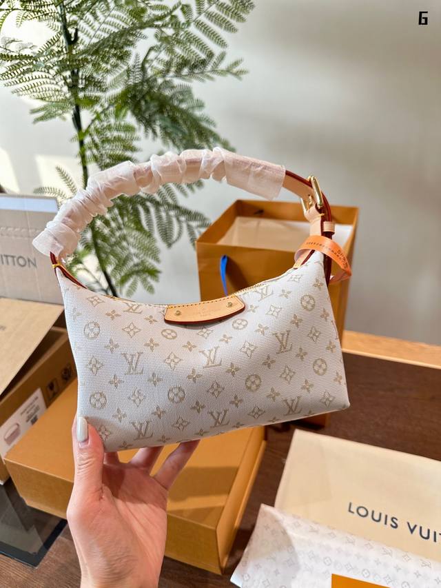 Lv 便当包 双盒包装 这款山丘pochette手提包采用monogram Mini设计,借鉴了该品牌的标志性monogram帆布设计。它是2024年秋冬系列的