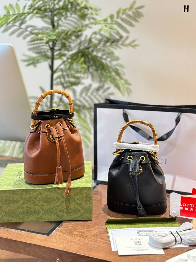 全套包装巾牛皮古奇gucci水桶包gucci春夏新品。升级版够配皮全新造型的桶包，精致小巧真的的超级好看，配色也延续了ophidia系列非常高级，是 这一季重点