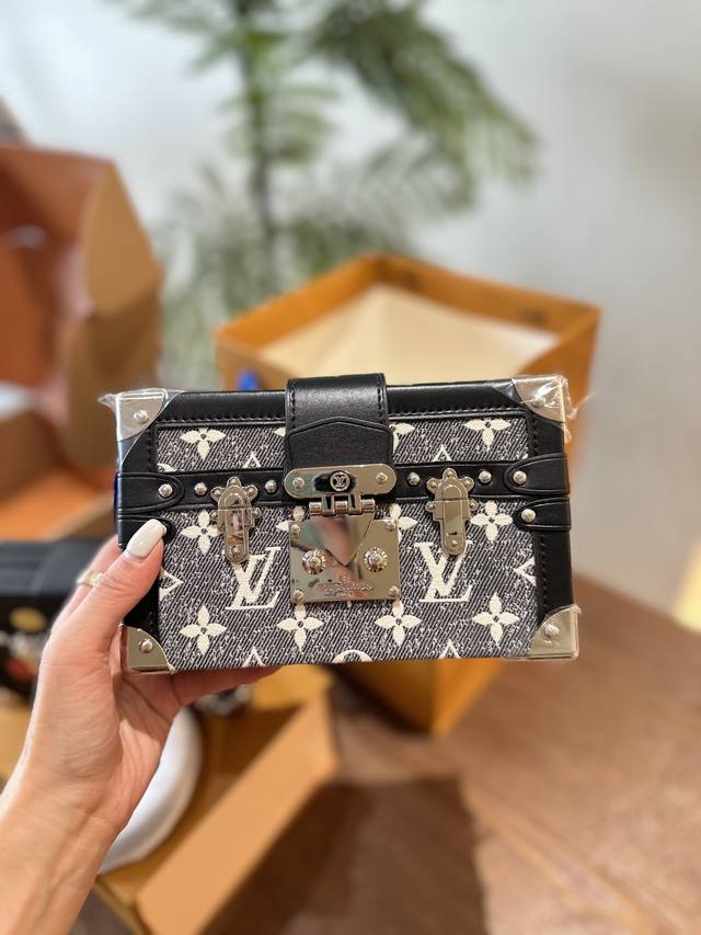 Lv家经典硬盒子包~ 复古辣妹看过来时髦度拉满 耐看还不容易撞款 气质又吸睛 尺寸20Cm 双盒包装