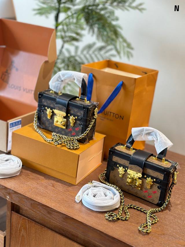 Lv手提硬箱子包 手机日常用品都可以放下 20Cm 双盒包装 Lv可手提的小箱子 秋冬秀款酷酷的一款小箱子 跟以往的箱子外形设计一样只是多了手柄可以手提gc