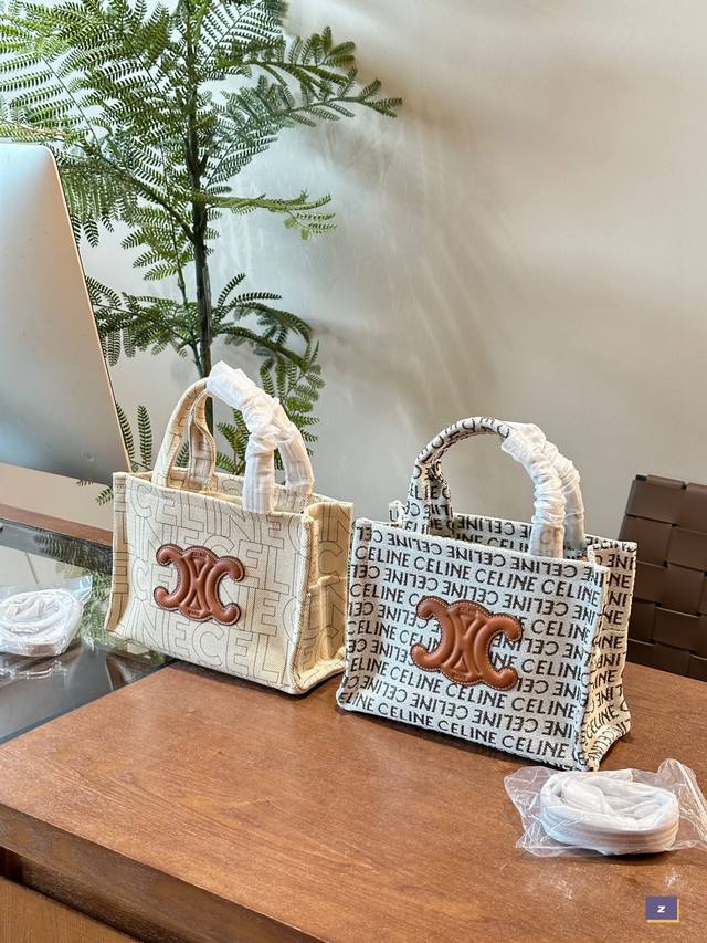 被低估的celine Thais凱旋門提花托特這枚tote真心的美~ 中間---個全皮凱旋門logo 包身全是celine提花刺繡做工非常有誠意容量空間超級大內