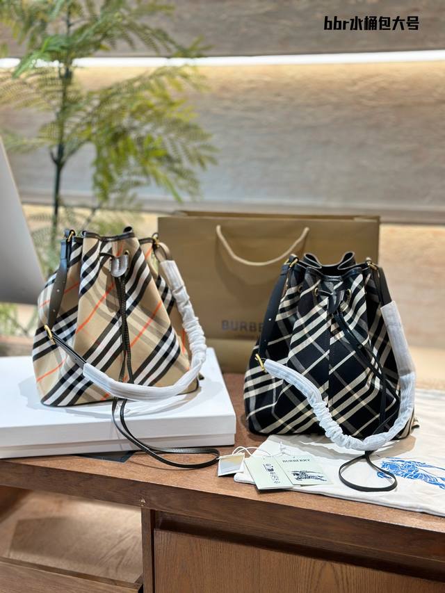 大号 新款格纹水桶包真的很好背，肩带可以调节，单肩也可以斜挎，自重很轻，巨能装，经典格纹花色经久不衰,25Cm盒子包装