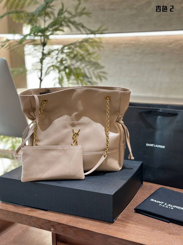 Ysl新品jamie大号手袋，时尚的火花瞬间点燃。手袋的精致设计，不仅能够完美收纳你的日常所需，更是一种生活态度的展现。松弛有度，既不失优雅，又充满个性。30C