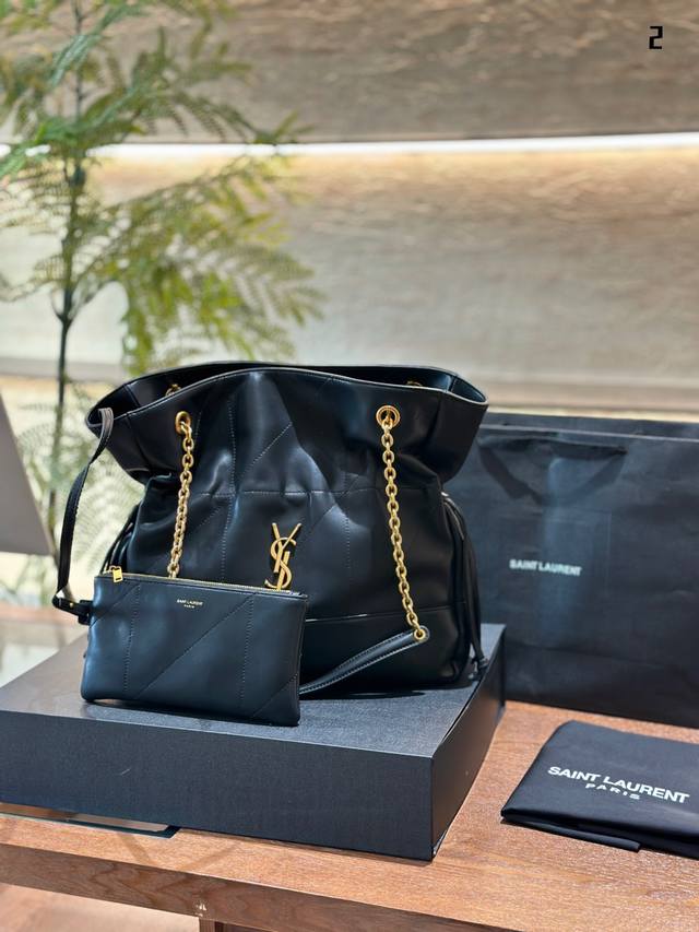 Ysl新品jamie大号手袋，时尚的火花瞬间点燃。手袋的精致设计，不仅能够完美收纳你的日常所需，更是一种生活态度的展现。松弛有度，既不失优雅，又充满个性。30C