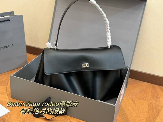 配折叠盒 Size:40*26Cm 大号 巴黎世家新款rodeo大廓形包包 柔软的大廓形包包 上身慵懒感立刻get、 真的很喜欢又方便又酷的超实用大包 配折叠盒 Size:40*26Cm 大号 巴黎世家新款rodeo大廓形包包 柔软的大廓形包包 上身慵懒感立刻get、 真的很喜欢又方便又酷的超实用大包