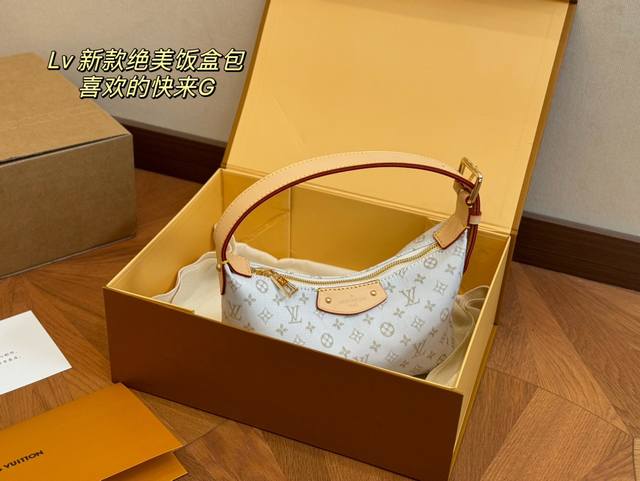 配折叠盒飞机盒 Size：20*11Cm 新款牛仔饭盒包 跟上这波风潮 太可爱了啊啊 复古才是真正上头的！ Lv 新款 牛仔 饭盒包！