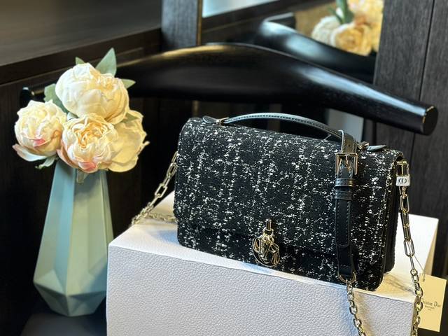粗花呢 折叠礼盒 迪奥lady Dior 链条包 这款手拿包是本季新品。 顶部搭配手柄，优雅实用，令lady Dior 系列更加丰富。采用羊皮革精心制 作，饰以