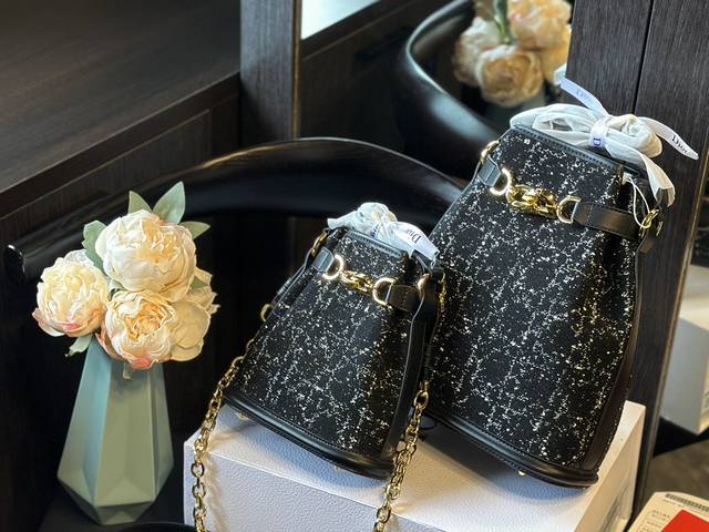 粗花呢 折叠礼盒 Dior 新款水桶包 全新包包轮廓 精致又耐看 老花经典帆布 真是叫人无法抗拒 又美又能装 现代感与优雅感十足并存m 大号尺寸24.24 小号